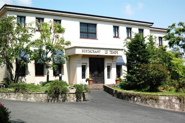 Front of property - Auberge Le Temps (Ito)