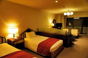 Twin Room, Non Smoking | Individually decorated, individually furnished, desk, bed sheets
