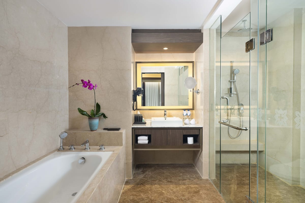 suite | bathroom | shower, free toiletries, hair dryer, slippers