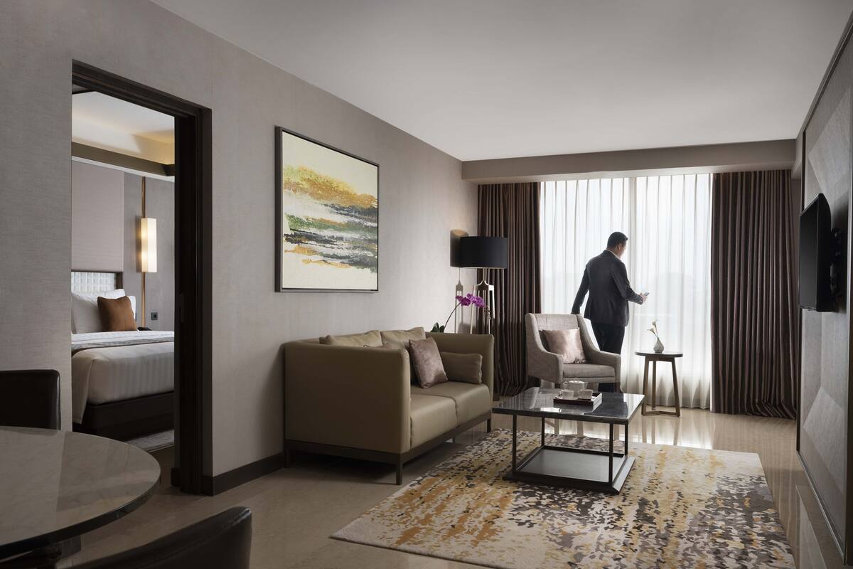 suite | desk, soundproofing, free wifi, bed sheets