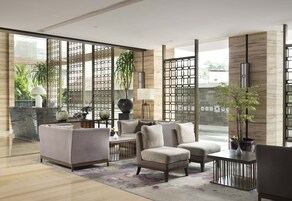 Área de estar no saguão