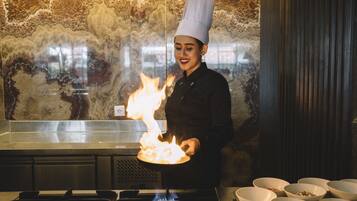 Se sirven desayunos, comidas, cenas y cocina local e internacional
