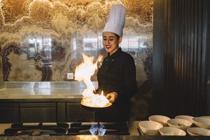 供应早餐、午餐和晚餐，本地与国际菜
