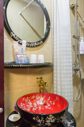Suite familiar | Baño | Regadera, amenidades de baño gratuitas, secadora de cabello, pantuflas