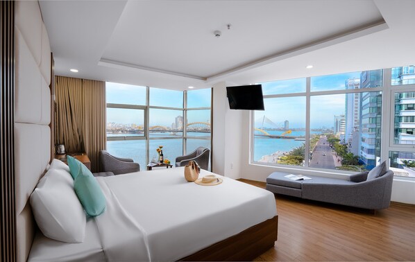 King Room with Han River and Dragon View | 1 bedroom, minibar, in-room safe, desk