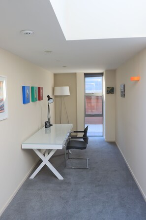Appartement, 3 chambres | Aire de séjour | Téléviseur à écran plat, foyer, planchers chauffants