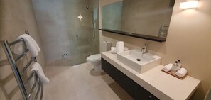 Appartement, 3 chambres | Salle de bain | Baignoire et douche séparées, articles de toilette écologiques