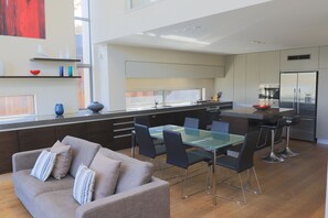 Apartamento, 3 quartos | 3 quartos, roupas de cama antialérgicas, escrivaninha