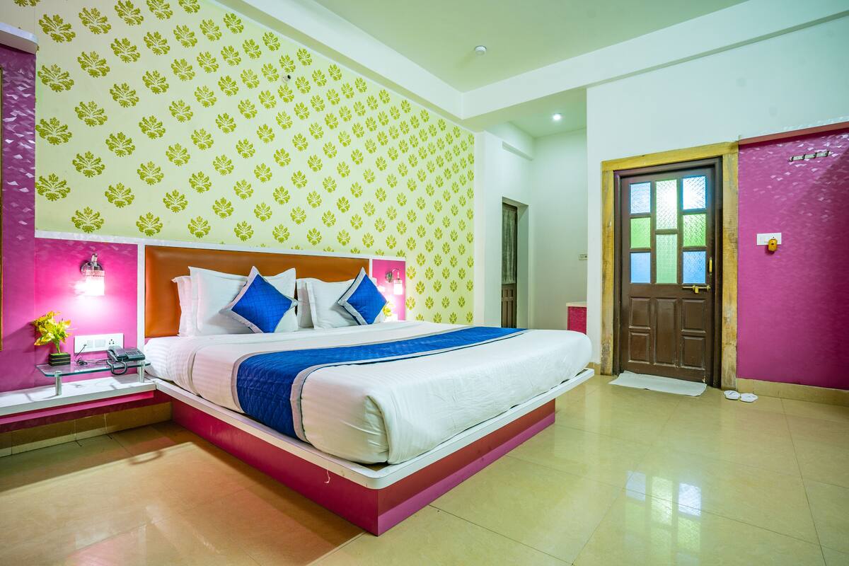 deluxe double room, 1 king bed | premium bedding, down duvets, in-room safe, individually furnished