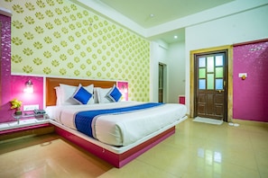 Deluxe Double Room, 1 King Bed | Premium bedding, down comforters, in-room safe, individually furnished