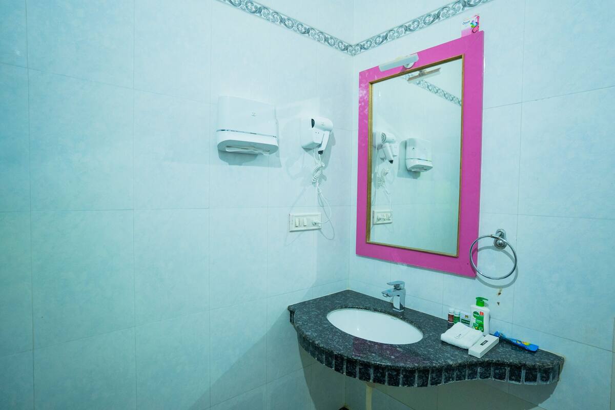 deluxe double room, 1 king bed | bathroom | shower, free toiletries, hair dryer, slippers