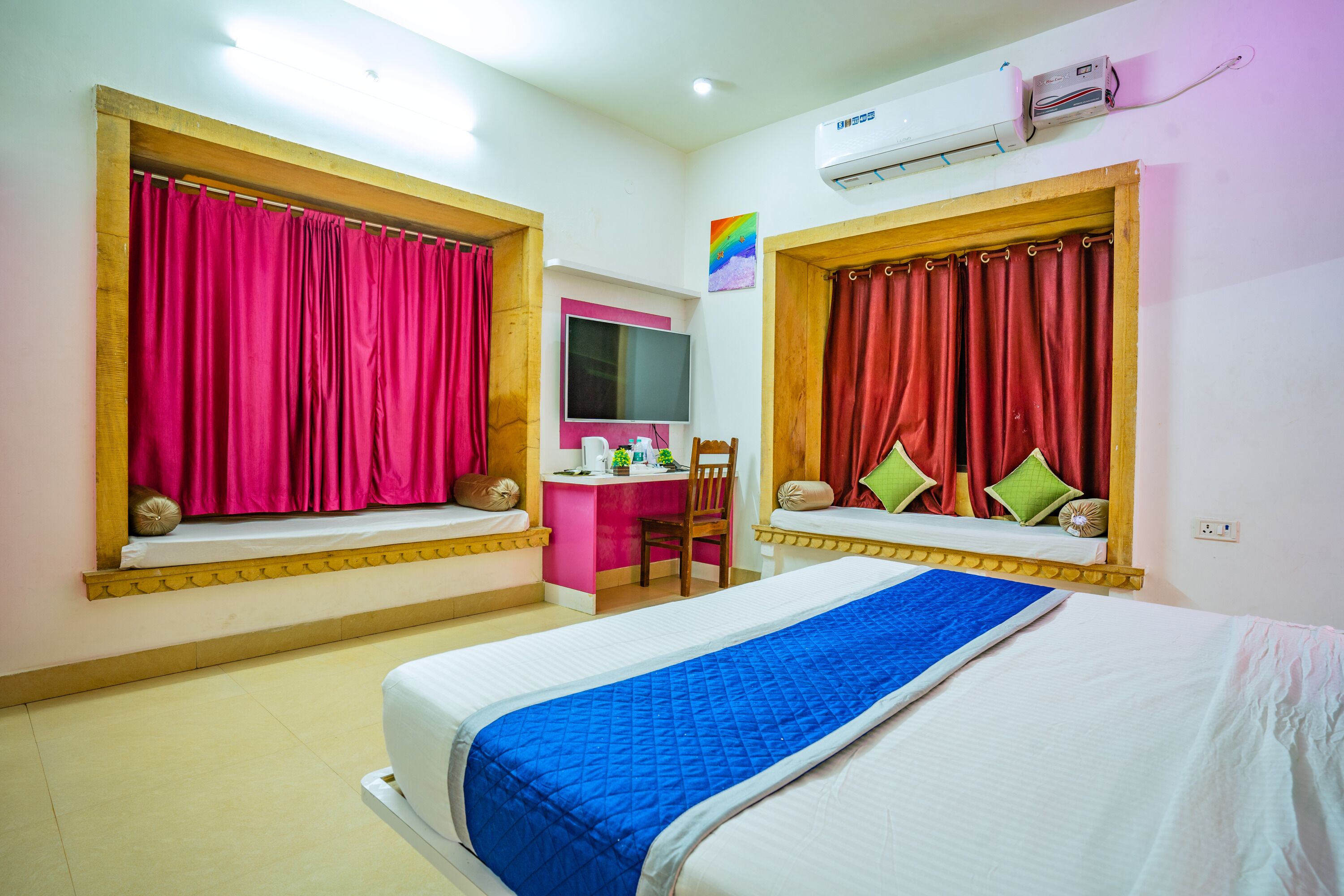 Une chambre d’hôtel avec deux lits, un bureau et une chaise.