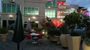 Fachada de la propiedad por la tarde o noche