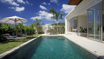 Outdoor pool, pool umbrellas, sun loungers