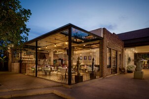 Breakfast, lunch, dinner served; local and international cuisine 