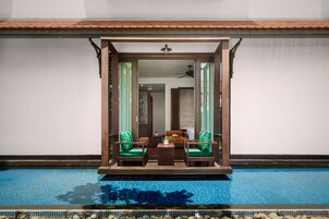 皇家开间套房, 1 张特大床, 泳池景观 | 露台