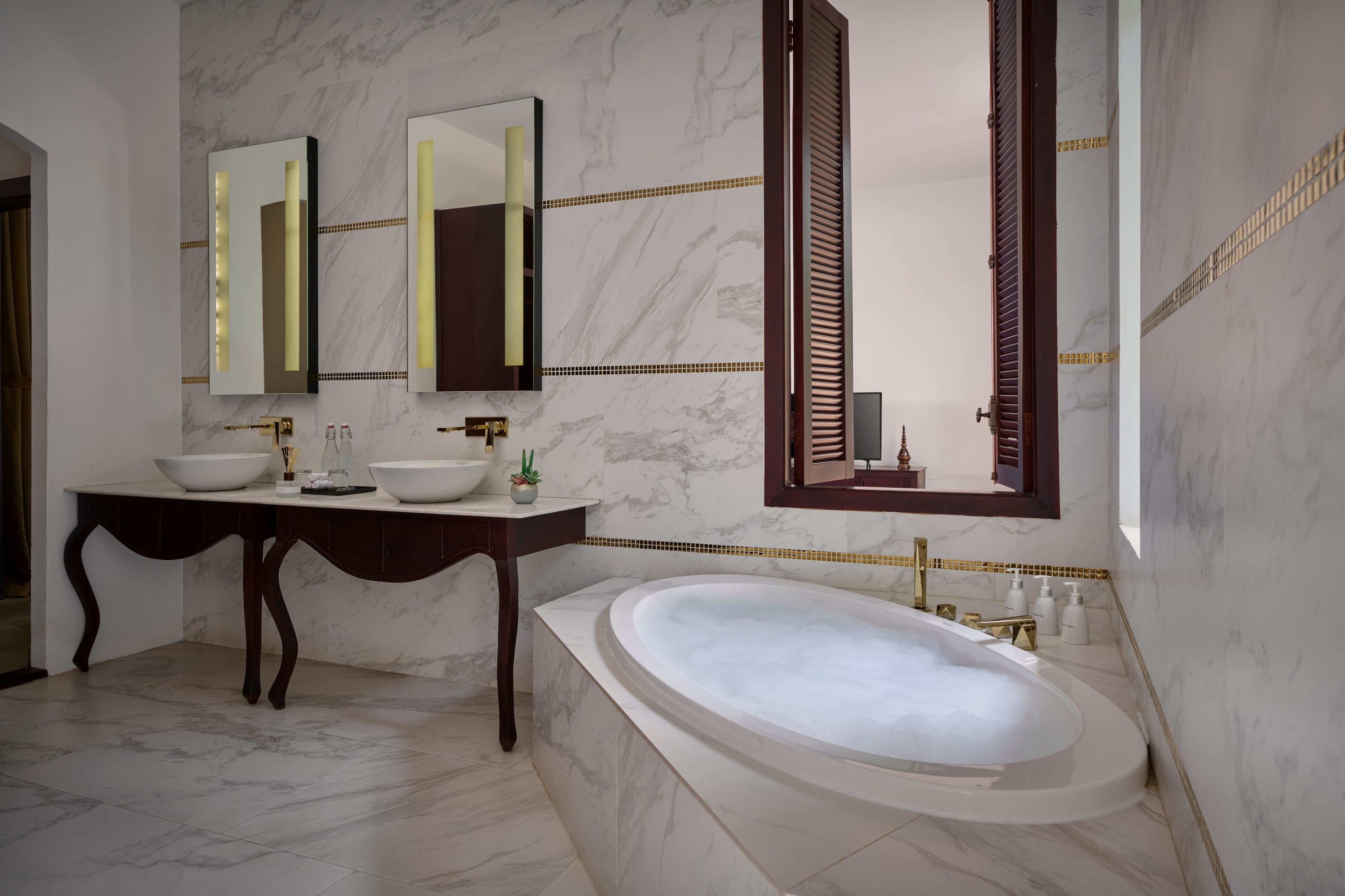 deluxe suite, 1 king bed, pool view | bathroom | separate bathtub and shower, deep-soaking bathtub, rainfall showerhead