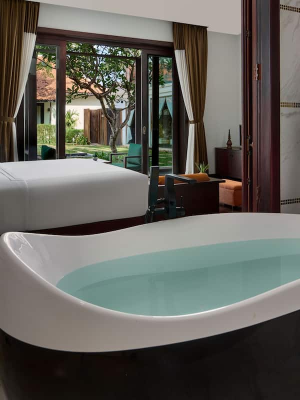 Separate tub and shower, deep soaking tub, rainfall showerhead