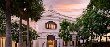 Couples treatment rooms, hot tub, steam room, hot springs
