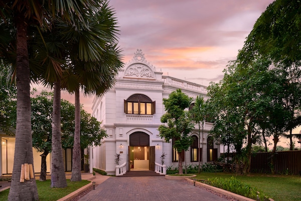 Couples treatment rooms, hot tub, steam room, hot springs