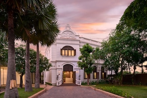 Couples treatment rooms, hot tub, steam room, hot springs - The Embassy Angkor Resort & Spa (Siem Reap)