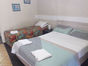Premier Twin Room - Paradise Lodge Motel (Mackay)
