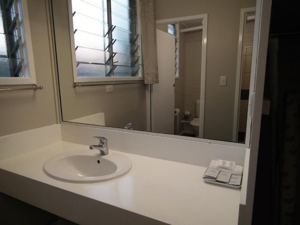 Habitación básica | Baño | Ducha, artículos de higiene personal gratuitos y toallas