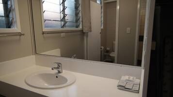 Habitación básica | Baño | Ducha, artículos de higiene personal gratuitos y toallas