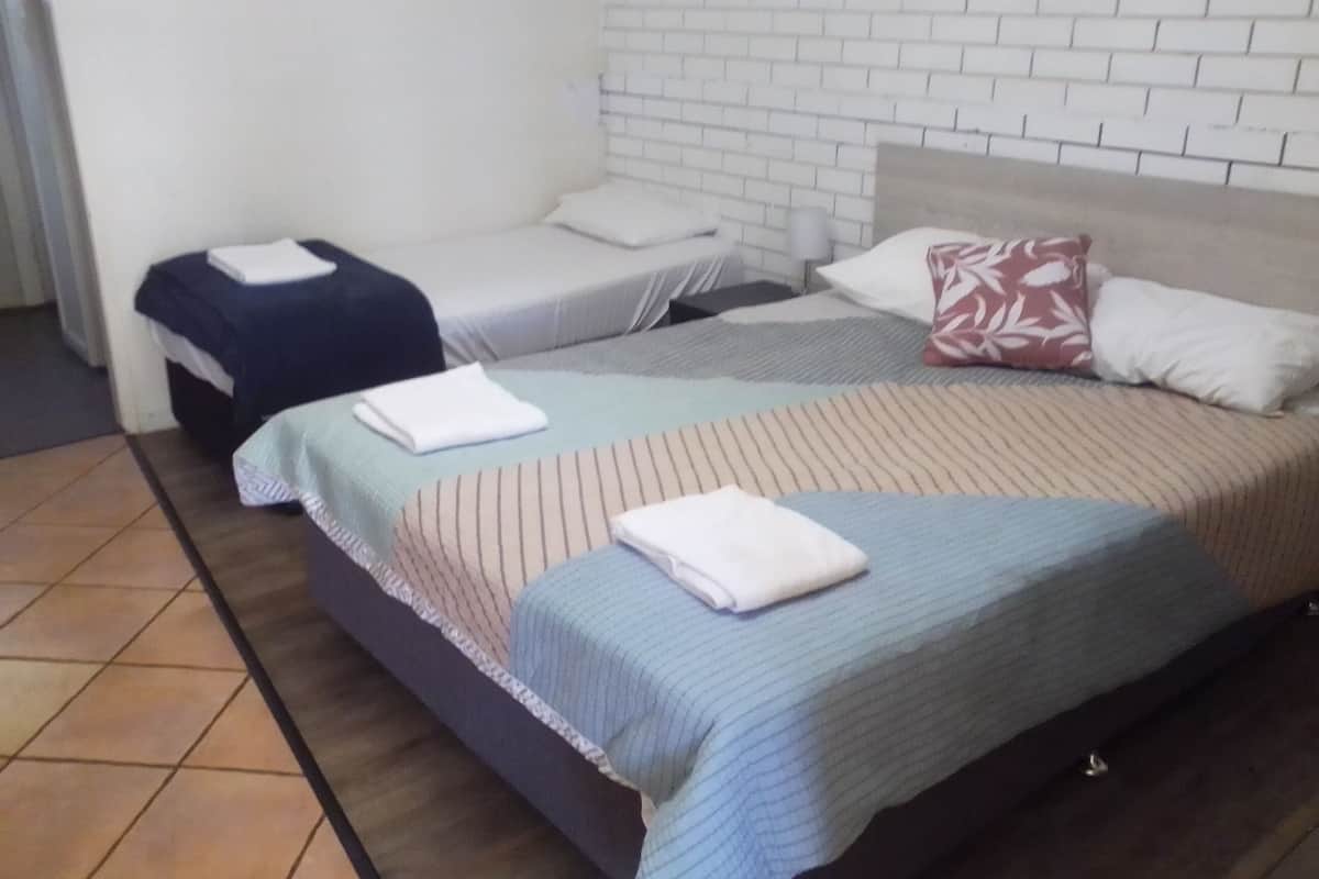 Meja, seterika/papan seterika, Wi-fi percuma, cadar katil