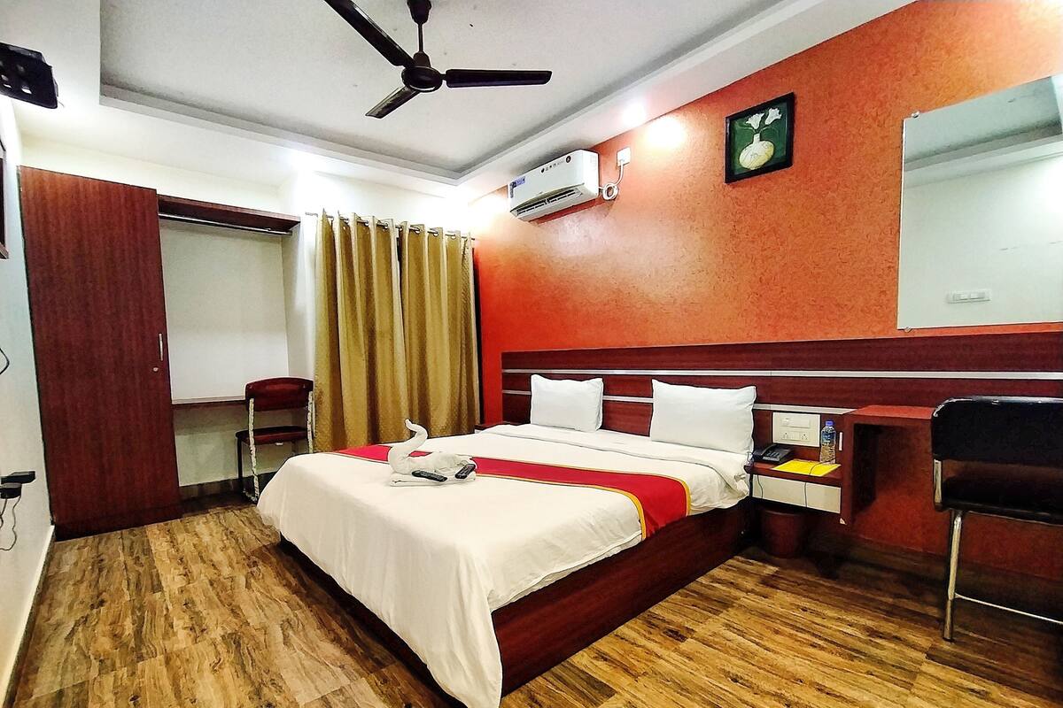 Luxe suite, 1 kingsize bed, balkon, uitzicht op stad | Luxe beddengoed, een kluis op de kamer, een bureau