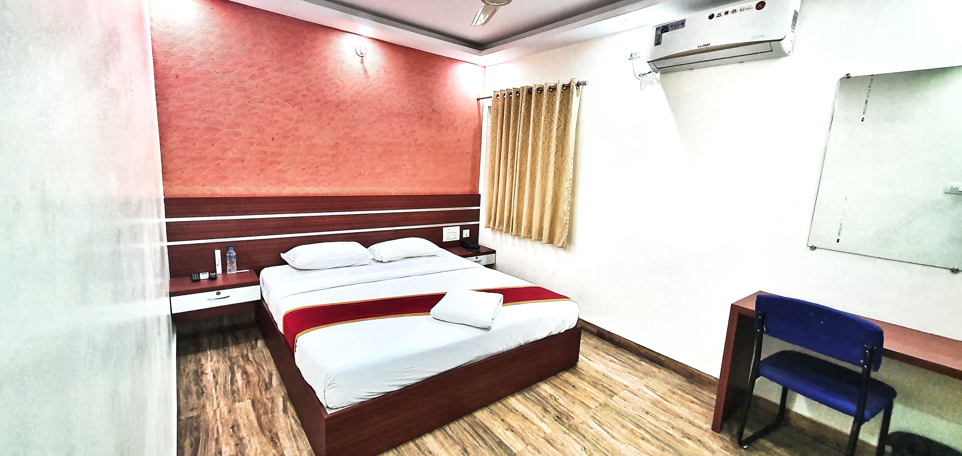 Deluxe tweepersoonskamer, 1 tweepersoonsbed, toegankelijk voor mindervaliden, uitzicht op stad | Luxe beddengoed, een kluis op de kamer, een bureau