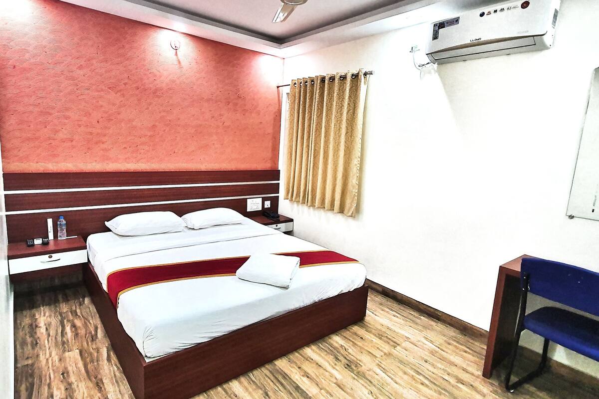 Deluxe tweepersoonskamer, 1 tweepersoonsbed, toegankelijk voor mindervaliden, uitzicht op stad | Luxe beddengoed, een kluis op de kamer, een bureau