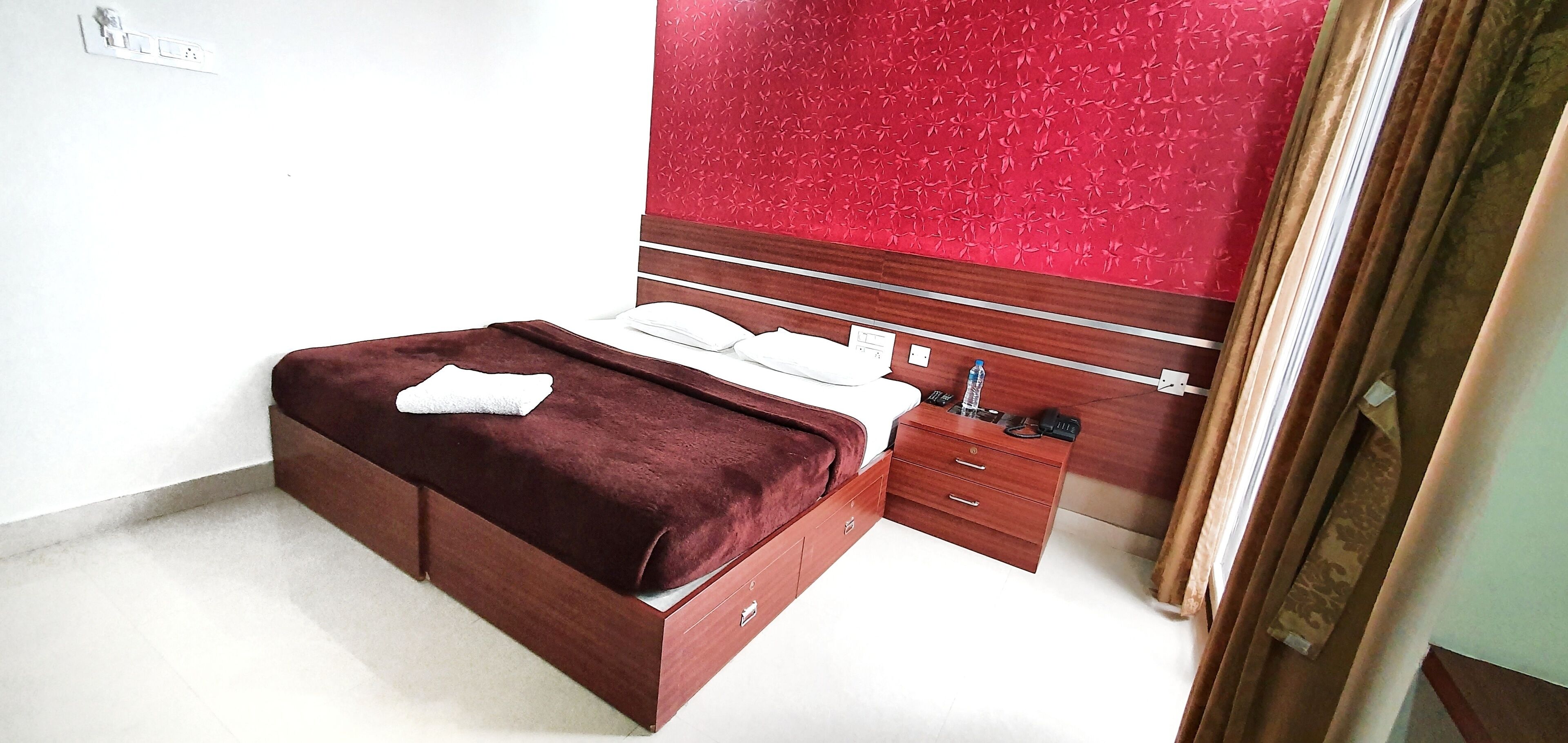 Deluxe kamer, 1 twee- of 2 eenpersoonsbedden (Non AC) | Luxe beddengoed, een kluis op de kamer, een bureau