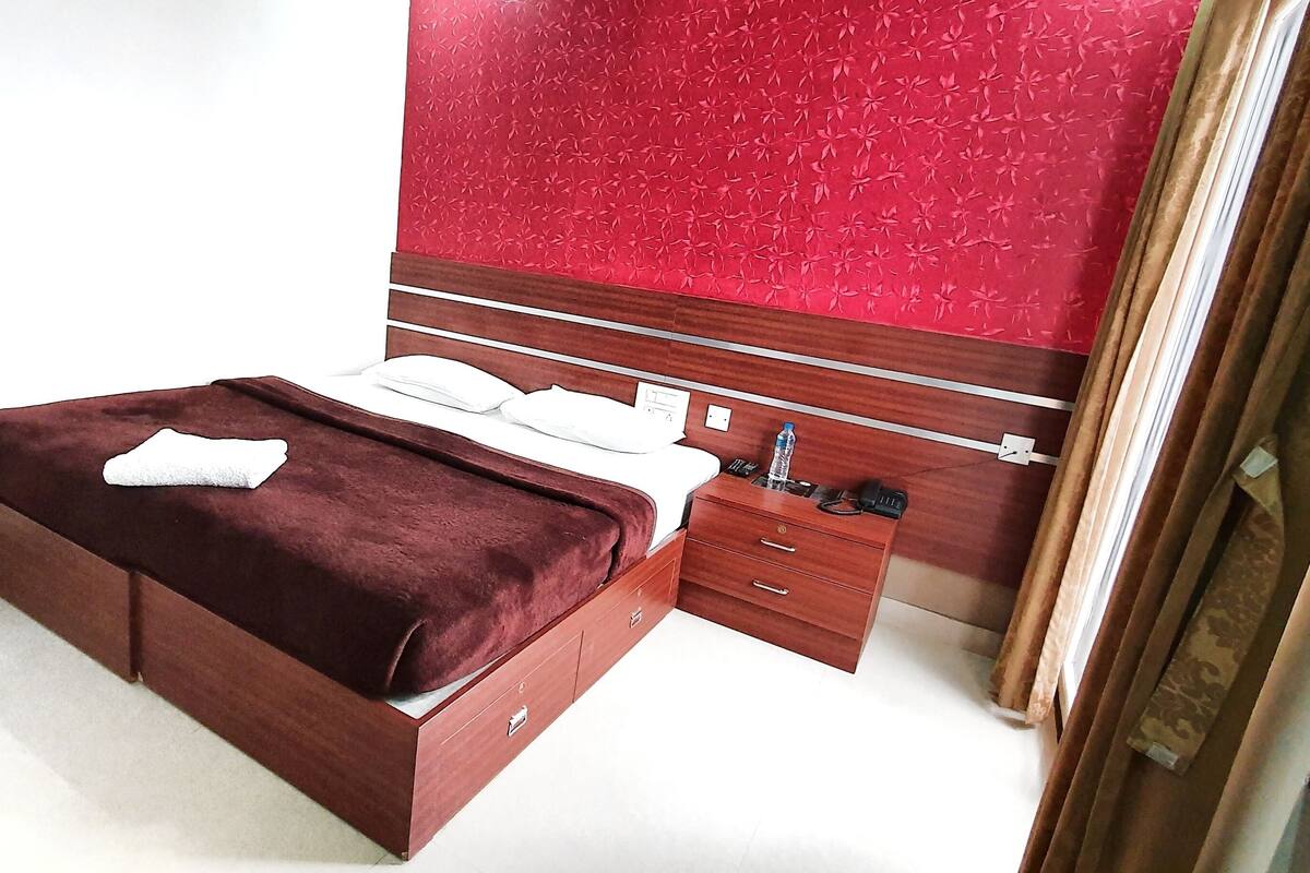 Deluxe kamer, 1 twee- of 2 eenpersoonsbedden (Non AC) | Luxe beddengoed, een kluis op de kamer, een bureau