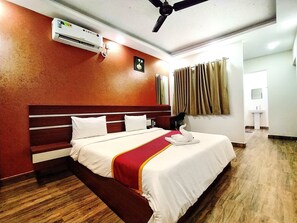 Luxe suite, 1 kingsize bed, balkon, uitzicht op stad | Luxe beddengoed, een kluis op de kamer, een bureau