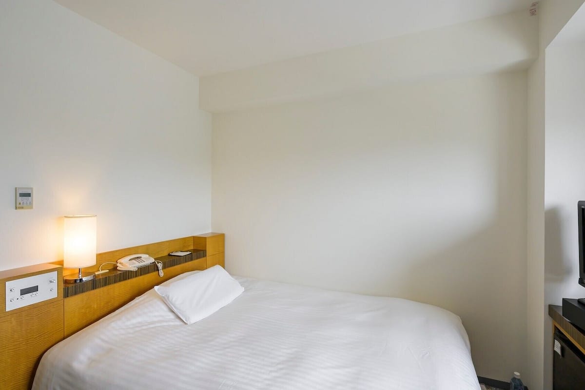 Cofres nos quartos, escrivaninha, cortinas blackout