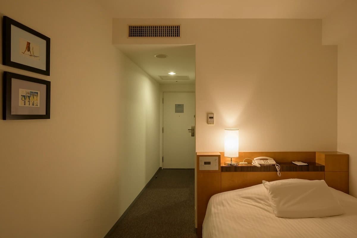 Cofres nos quartos, escrivaninha, cortinas blackout