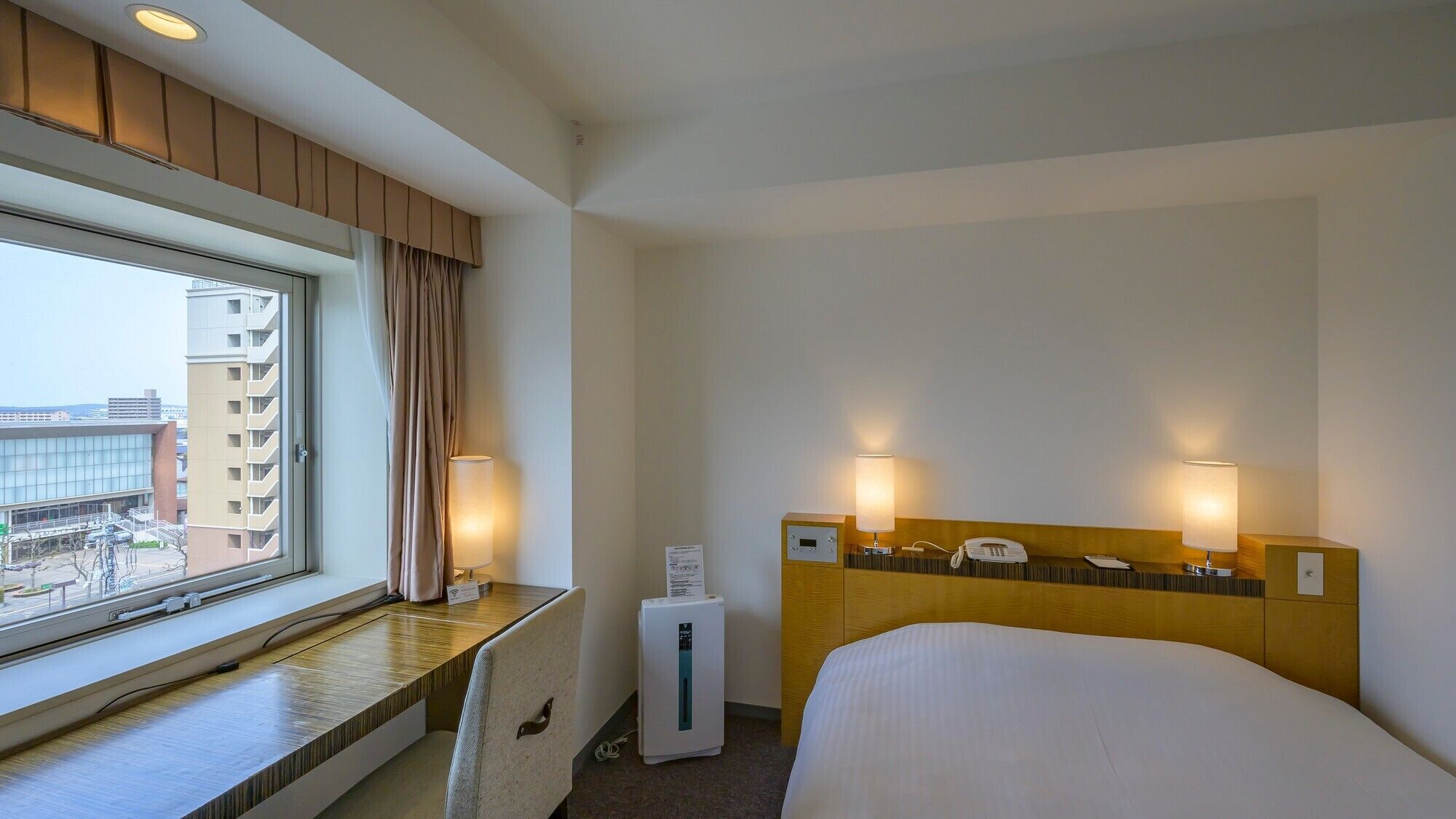 Zimmersafe, Schreibtisch, Verdunkelungsvorhänge, Bügeleisen/Bügelbrett