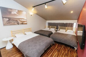Habitación doble estándar | Tabla de planchar con plancha, wifi gratis y ropa de cama 