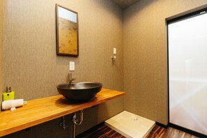 個別の浴槽とシャワー、深めの浴槽、バスアメニティ (無料)、ヘアドライヤー