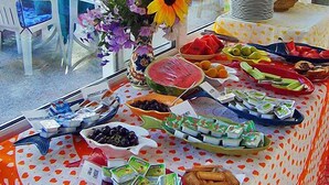 Ein Buffet mit verschiedenen Speisen und einer Vase mit Sonnenblumen.