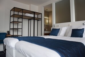 Habitación doble Deluxe, habitaciones conectadas | Caja de seguridad en la habitación y escritorio