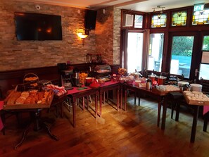 Breakfast (EUR 14.50 per person) - Hotel Restaurant Koekenbier Abcoude (Abcoude)