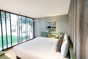 In-room safe, desk, iron/ironing board, free WiFi - Airtel Hideaway Ari (Bangkok)