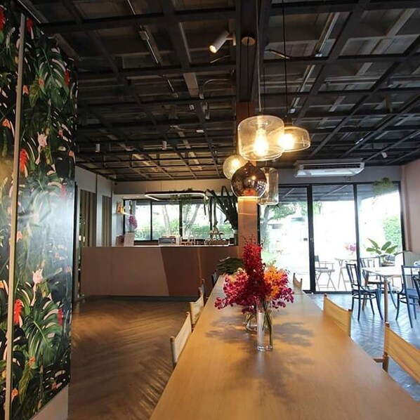 Bar (on property) - Airtel Hideaway Ari (Bangkok)