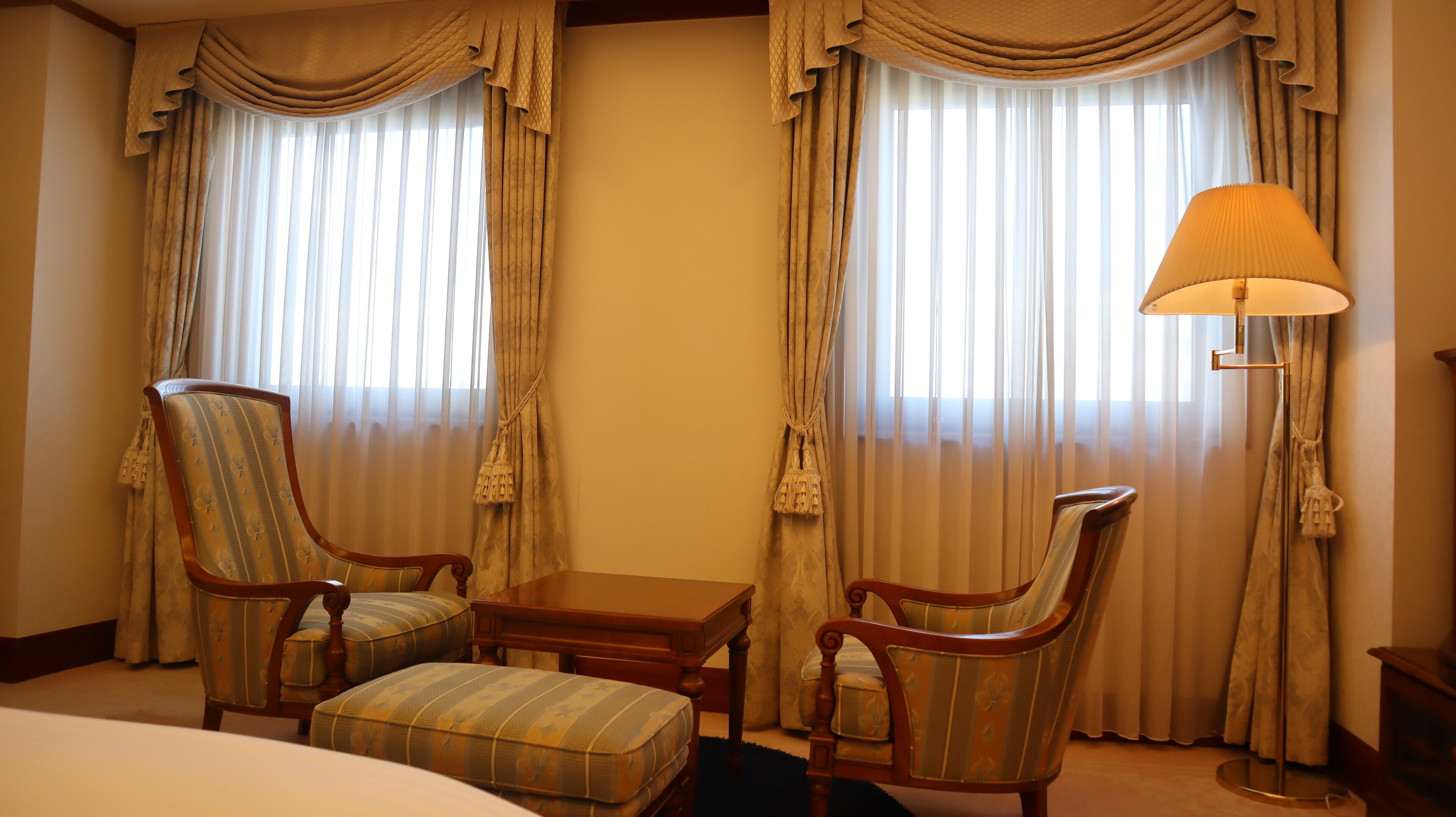 Deluxe Twin Room, 6F, Non Smoking | Living area | Flat-screen TV