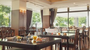 A dining area with tables, chairs, and breakfast items. - Hotel Racine Sinmaebashi (Maebashi)