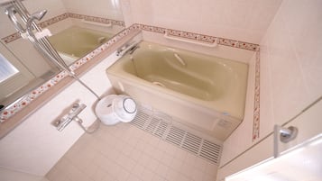 Deluxe Twin Room, 5F, Non Smoking | Bathroom | Free toiletries, hair dryer, slippers, bidet