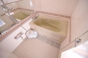 Habitació amb dos llits individuals Deluxe, no fumadors (5F) | Bany | Articles de tocador gratuïts, assecador de cabells, sabatilles i bidet