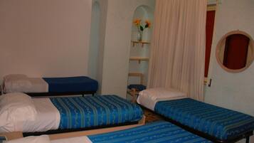 Een bureau, babybedden, gratis wifi